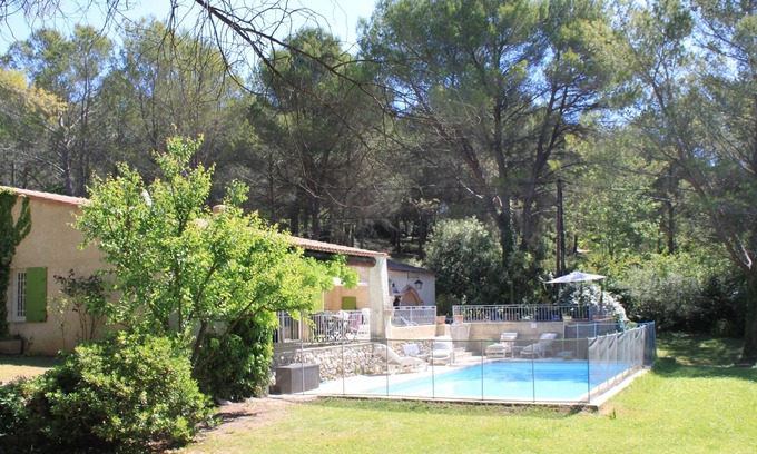 Ventabren Villa | Villa de una planta en gran parque con piscina.