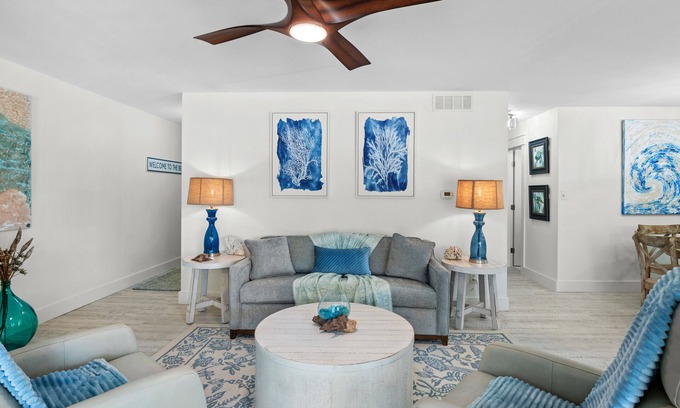 Destin Condominio | Sip a glass of wine on our balcony Private Beachfront views pool large courtyard