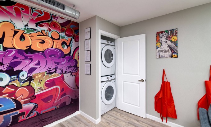 West Arlington Apartamento | Sip & Paint Artistic Getaway with AC, WiFi in wonderful Arlington