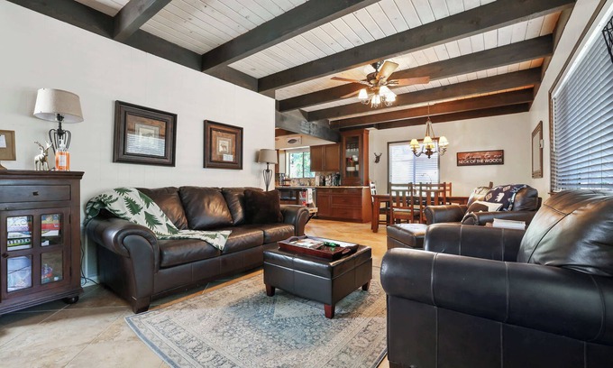 Sierra Cedars Cabina | Sister Bear Cabin with Treetop Views &Deck