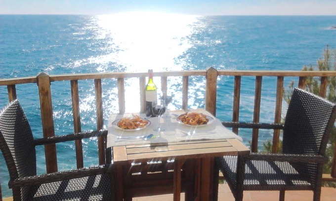 Sitges Apartamento | Lujoso apartamento sobre el Mediterraneo. Mar y piscina. Parking. WIFI
