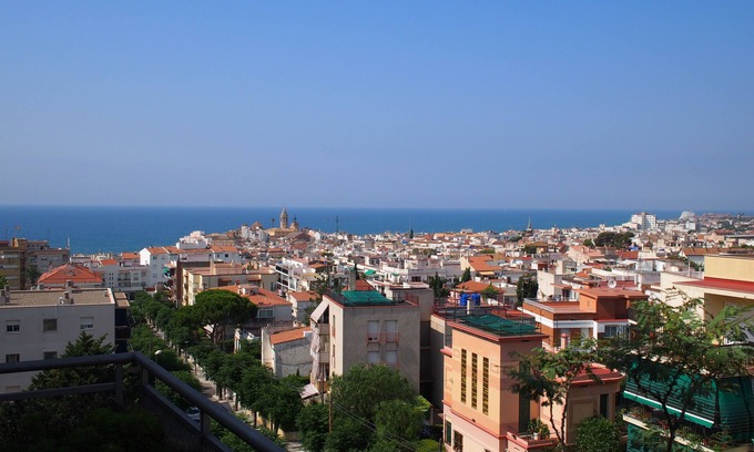 Sitges Apartamento | SITGES: Terraza con magnificas vistas y piscina.