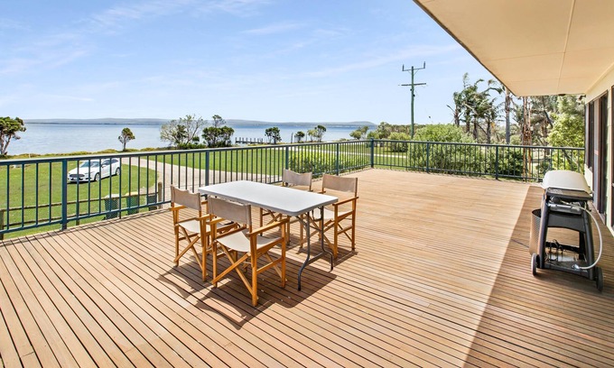 Raymond Island Cabaña | Situated overlooking the beautiful Lake King