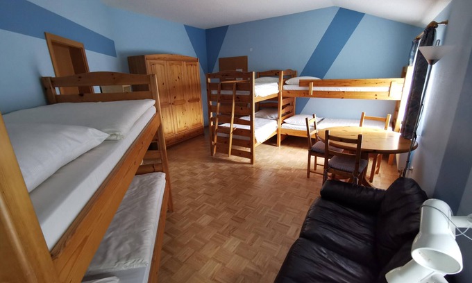 Neubulach Apartamento | Six-bed room