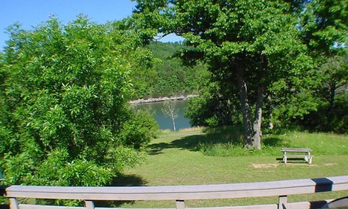 Holiday Island Condominio | Six-Person Hot Tub, Lakeside, King Beds, Fireplace!