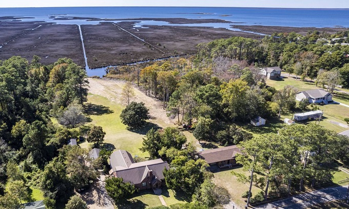 Wanchese Casa | Six Sister’s Lodge. Waterfront home on the OBX.Minutes away from the beach.