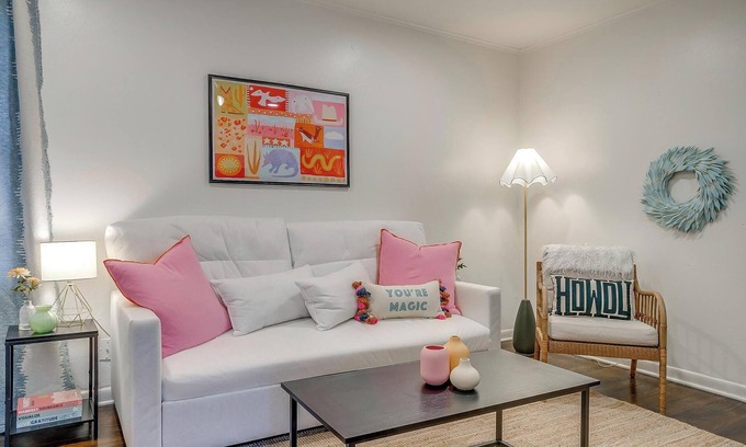 Monticello Apartamento | Sixth St. Hideaway- Walking Distance to 7th!