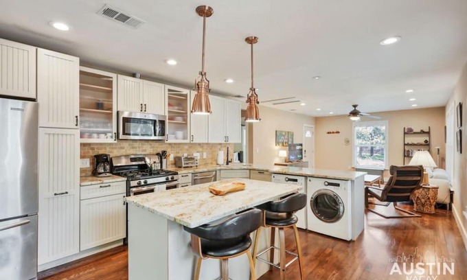 Brentwood Casa | Sizable Screened in Porch w Luxury Kitchen and Bath