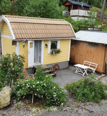 Stora Stava Casa | Sjönära liten stuga med sovloft, toilet in separate small house, only OUTDOOR shower!