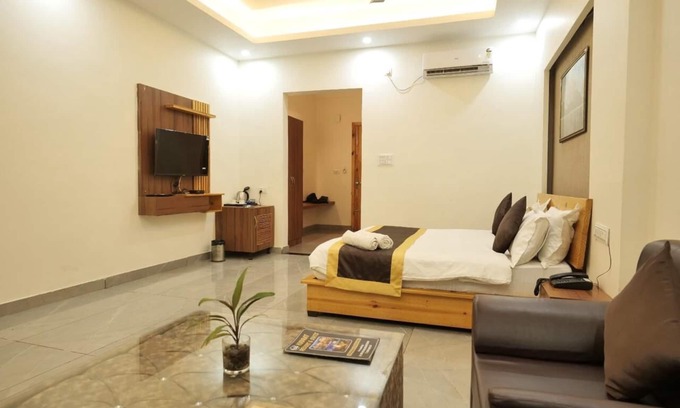 Sector 14 Hotel | Sk Premium Park Gurgaon
