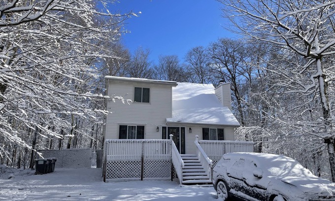 Tobyhanna Cabaña | Ski-golf cottage, wood fireplace
