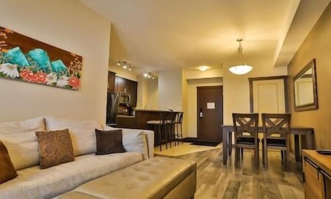 East Kootenay Condominio | Ski Hill Views / Pool & Hot Tub / Balcony