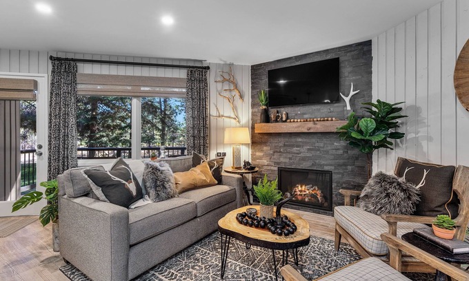 Century West Condominio | Ski House 147 - Location and Privacy in Lower-Level Condo with MBVR Amenities!