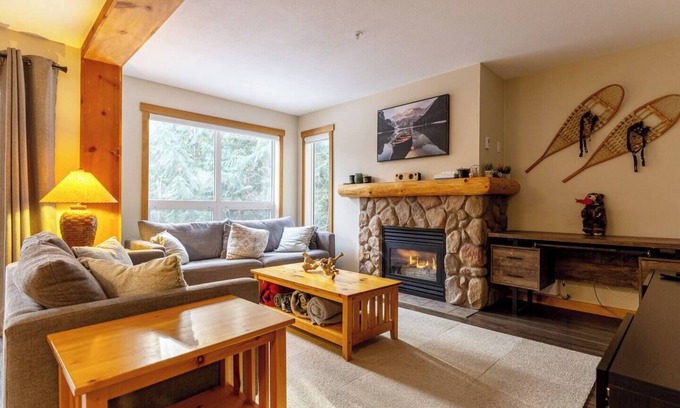 East Kootenay Condominio | Ski In Back to your Private Hot Tub. Dog Friendly.