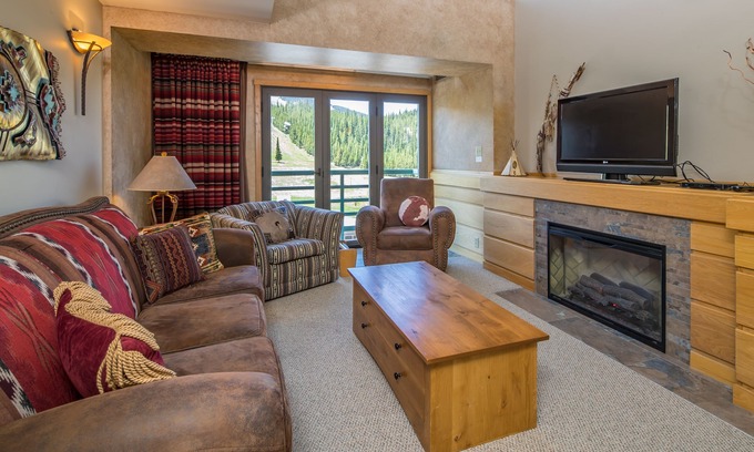 Big Sky Condominio | Ski-in/out condo with beautiful views & shared fitness center/pool/hot tub - Shoshone Ski-In/Out