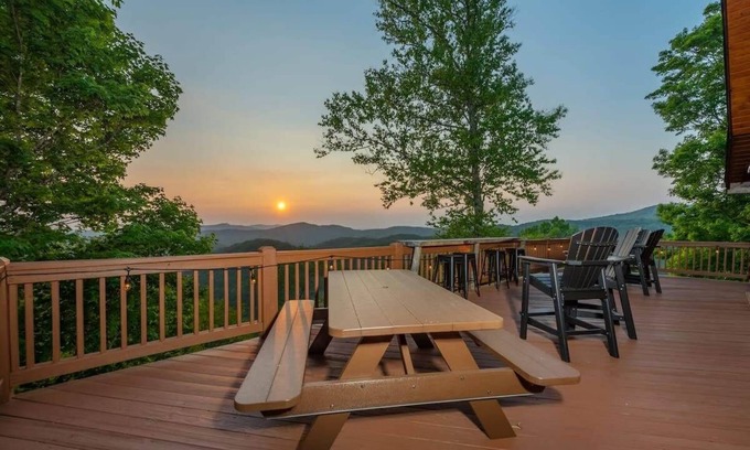 Wolf Laurel Cabina | Ski In/Out @ Hatley Pointe ~Views~HotTub ~Fire Pit