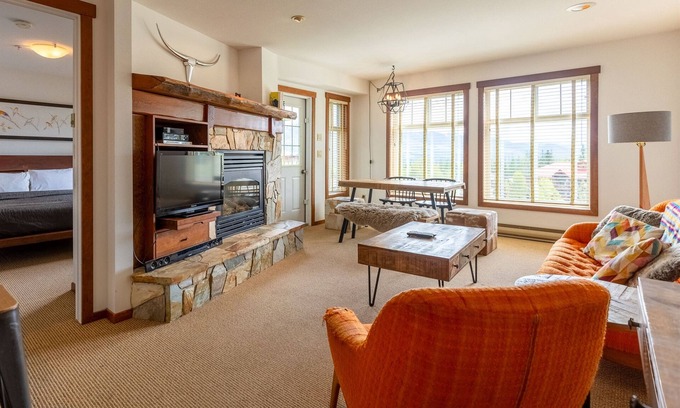 East Kootenay Condominio | Ski In/Out with Mountainside Views. Dog Friendly