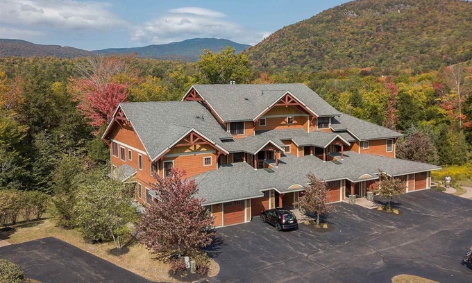 Lincoln Condominio | Ski in-out with new Timbertown Quad access or use our private ski shuttle!