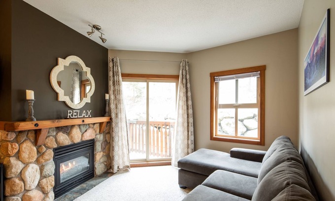 Sun Peaks Condominio | Ski in, Ski out Fireside Retreat