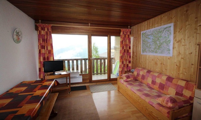 Auris Apartamento | Ski-in/ski-out & foot of the slopes, 2nd floor, view mountain, balcony, tv, ski locker, 55m²