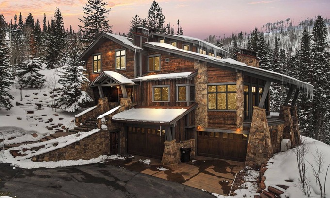Park City Casa | Ski-In Ski-Out Luxe Chalet in The Colony, Hot Tub, Designer Interiors, Stunning Mountain Views