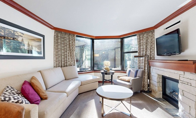 Olympic Valley Condominio | Ski-in/ski-out Olympic Valley retreat with two adjacent units, pools, & hot tubs