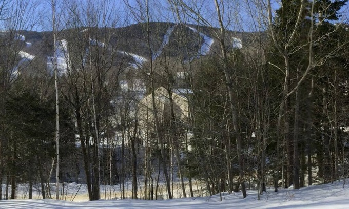 Sunday River Area Casa | Ski-in Ski-out recently renovated Townhouse. Mountain view.