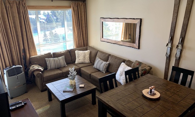 Mammoth Lakes Condominio | Estreno en el piso superior Juniper Springs Lodge 2BR / 2BA Ski In / Out y vistas a la montaña