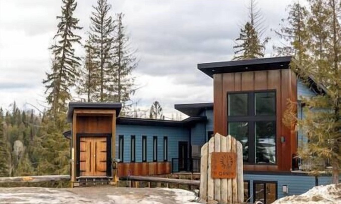 East Kootenay Casa | Ski in Ski Out with Huge Game Room and Hot Tub