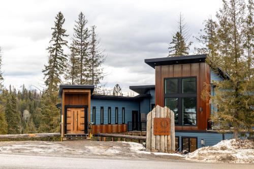 East Kootenay Casa | Ski in Ski Out with Huge Game Room and Hot Tub