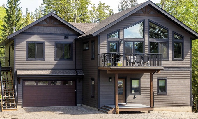 East Kootenay Casa | Ski In to your Private Hot Tub. Foosball