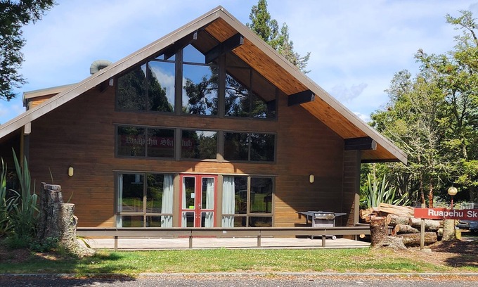 Ohakune Cabina | Ski-Inspired Summer Retreat. Spacious Lodge in Ohakune