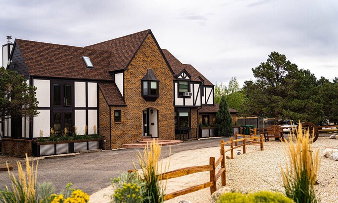 Salida Casa | Ski Lodge: Ski Rental near Monarch Mountain. Ideal for large groups, bachelor parties, corporate retreats