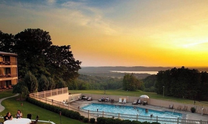 Bellaire Condominio | Ski Lodge w Pool/HotTub/Golf & Beach Club Access!