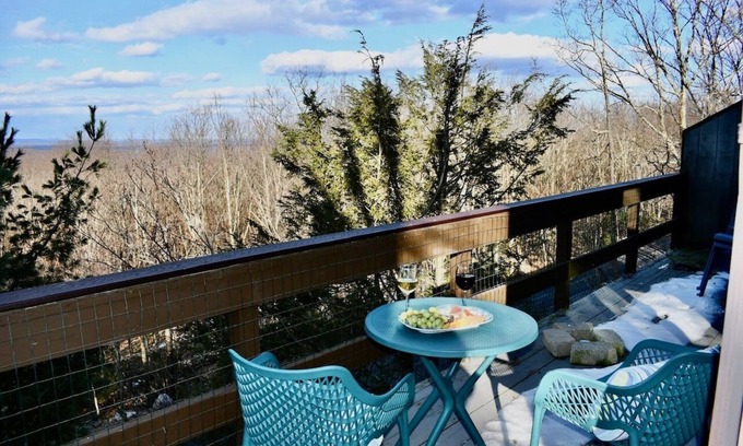 Tannersville Casa | Ski - Mountain townhome at Camelback, minutes to everything fun in the Poconos