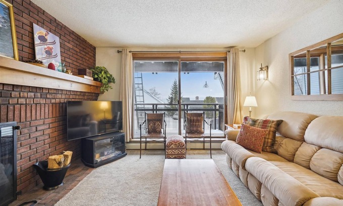 Central Vermont- Killington Condominio | Esquíe en / esquíe desde su puerta, con piscina, jacuzzi y gimnasio