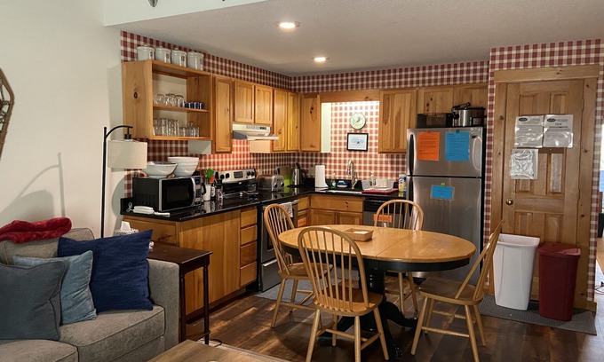 Carrabassett Valley Condominio | Entrada / salida de esquí o bicicleta, 2 camas, 2 baños (para 7-8) en Snowbrook Village