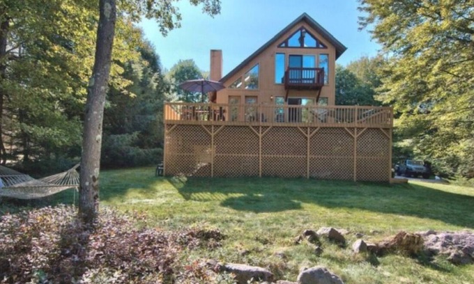 Briar Crest Woods Chalet De Esquí | Frente al lago Pocono Chalet. Follaje de otoño, Pocono Wine Trail, Jack Frost Big Boulder