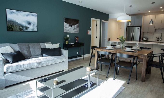 Revelstoke Condominio | Ski & Tee Retreat - Bright Three Bedroom + Hot Tub