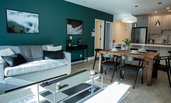 Revelstoke Casa | Ski & Tee Retreat Bright Three Bedroom and Hot Tub