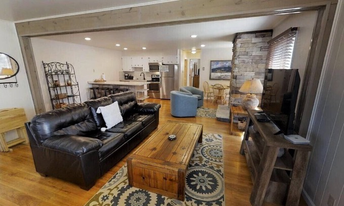 Red River Condominio | Ski View 1 Bella Vista - In Town - On Main Street - End Unit - WiFi - Cable - El