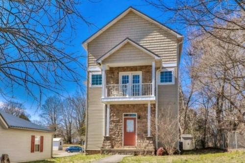 Jefferson City Casa | Skinny Big House in Jefferson City