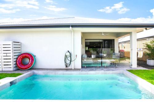 Trinity Beach Casa | Skippers Rest -Modern Comfort, and Beach Proximity