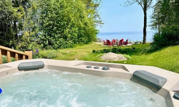 Meaford Cabina | Skipping Rock Log Cabin: Cozy Charm & Hot Tub Bliss