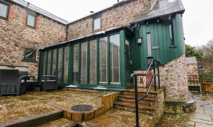 St Ishmaels Cabaña | SKOMER COTTAGE, pet friendly, with a garden in Milford Haven