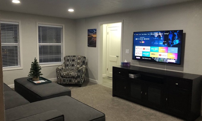 Sioux Falls Apartamento | Skots Villa Upper East. Centrally located near Sanford Medical Center & Midco.