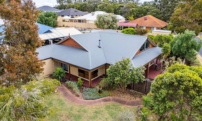 Dalyellup Casa | Sky Blue Retreat- Family Friendly, WIFI , Escape to Dalyellup