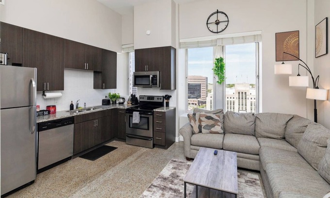 Downtown Des Moines Apartamento | Sky Condo - 13th Floor 2br/1ba In Central Downtown