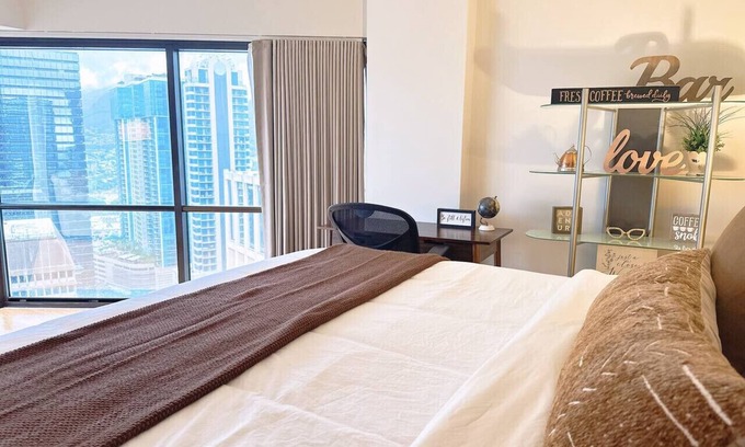 Downtown Honolulu Apartamento | Sky-High 32F Suite in Honolulu – Free Parking