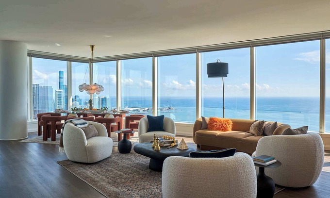 The Loop Apartamento | Sky-High Living: Lake Views, Elite Experience